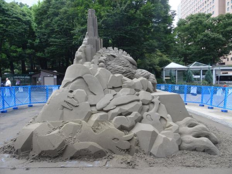 Illustration for article titled Another Large Godzilla Appears in Tokyo, But It's Made of Sand
